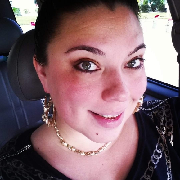 Meet your Posher, Amanda - Picture 2 of 2